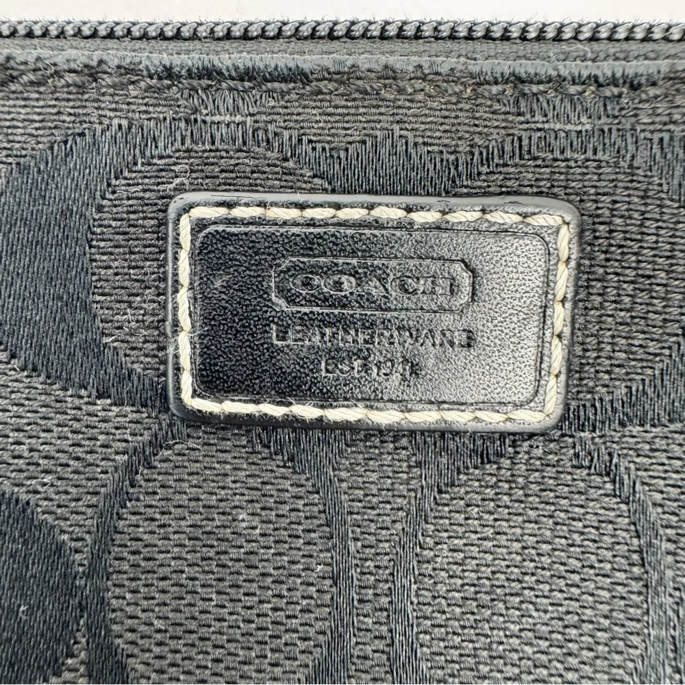 Coach Vintage Signature C Black Wristlet. Leather details. Silver hardware. Y2K